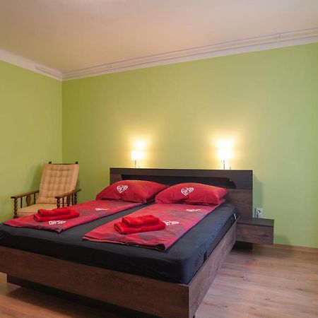 Lia Apartman Pécs Exterior foto