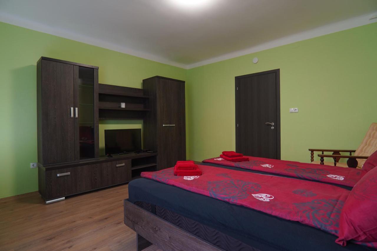 Lia Apartman Pécs Exterior foto