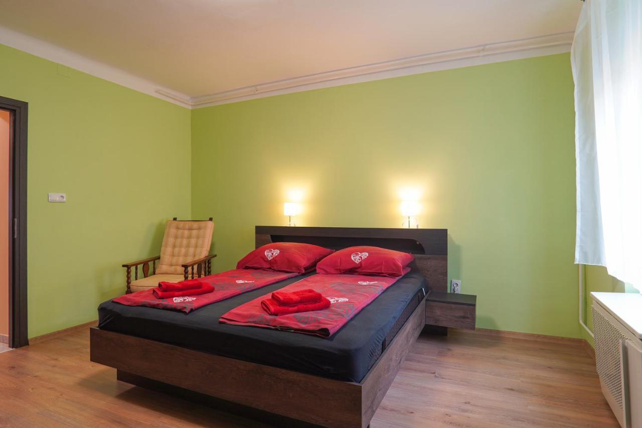 Lia Apartman Pécs Exterior foto